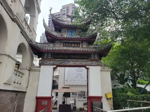 โรงแรมใกล้ที่ตั้งของค่ายทหารเรือฝรั่งเศส