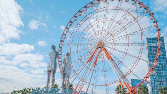 Али и Нино, Скульптура