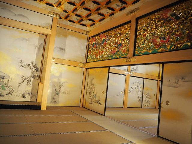 豪華な天守閣の「二条城」