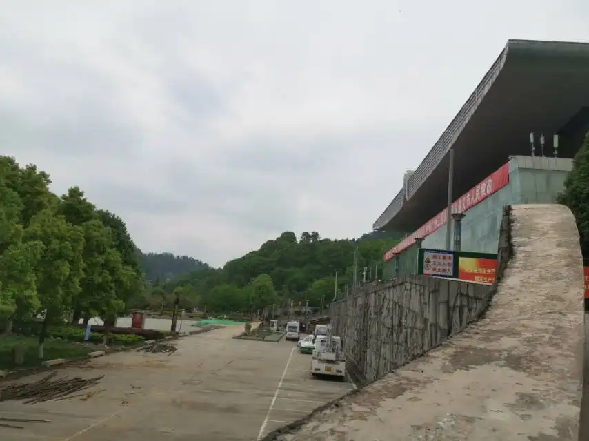 Hotels near Fenghuangshan Cultural Square