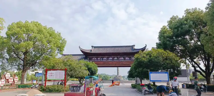 Hotels near Wuyuan Cultural Square