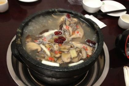 鲁朗石锅城·松茸天麻石锅鸡