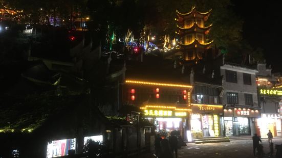 凤凰古城万名塔，位于沱江沙湾北岸，东靠雕梁画栋的遐昌阁，西望