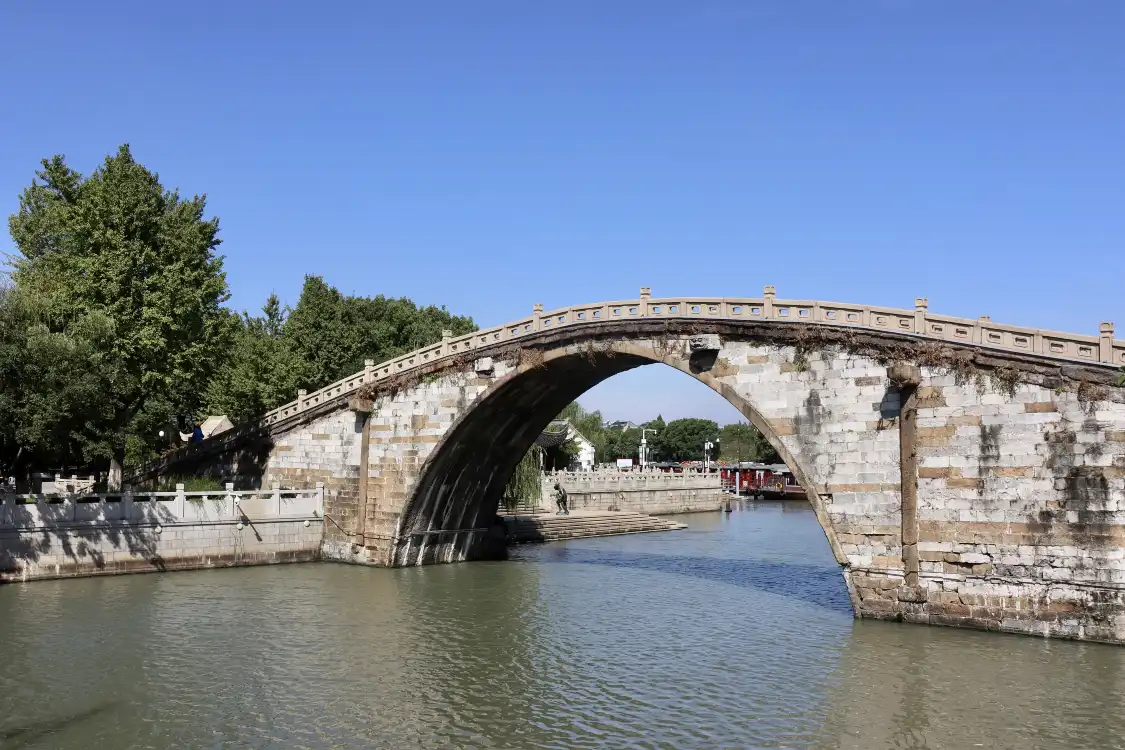 다리를 건너다 주변 호텔