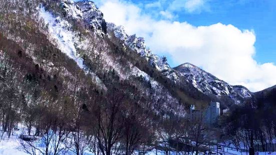 冬季最佳玩耍的滑雪之地，就是到达有点辛苦，路程两个小时的巴士