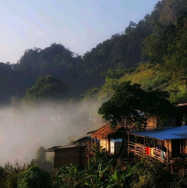 หมู่บ้านในหุบเขา​ ท่ามกลางสายหมอก