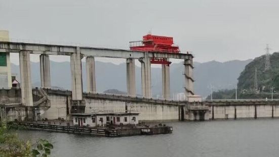 景区门口的隔河岩水电站大坝景色不错，景色优美，风景宜人，空气