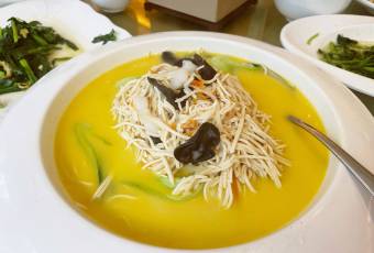 Ershisiqiaobinguanzhong Restaurant (yangzijiangbeilu) user photo