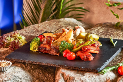 那云温泉度假村悬崖上的天空之城·火锅西餐厅