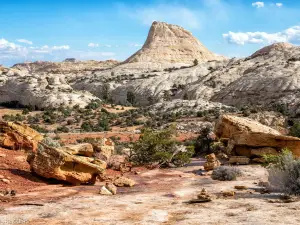Hickman Bridge, Rim Overlook and Navajo Knobs Trailhead