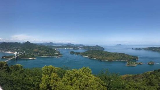 从这里可以眺望浩瀚的太平洋。岛波海道上有白白的海浪，看也看不