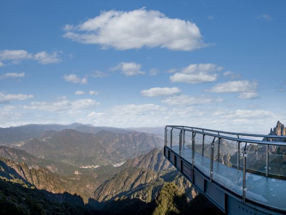 Suspended Glass Plank Road