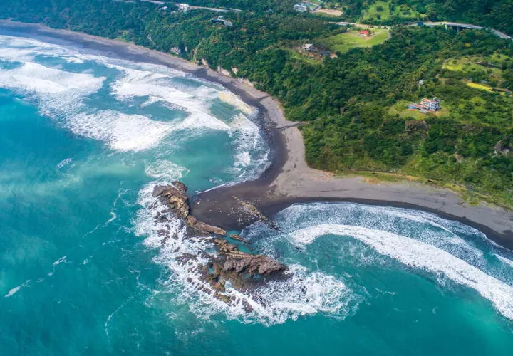 【台灣景點】全台14大推薦打卡海灘 ，口袋名單光看就療癒