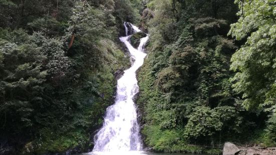龙潭瀑布群中有一个瀑布像翩翩起舞的仙女，所以这个瀑布被称为仙