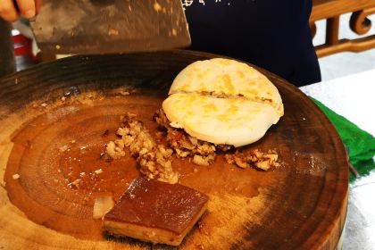 曹记肉夹馍(礼泉县食药局食品安全监督室西)