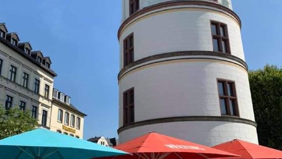 這座宮塔就在杜塞爾多夫的老城中心，是杜塞爾多夫的著名地標。是