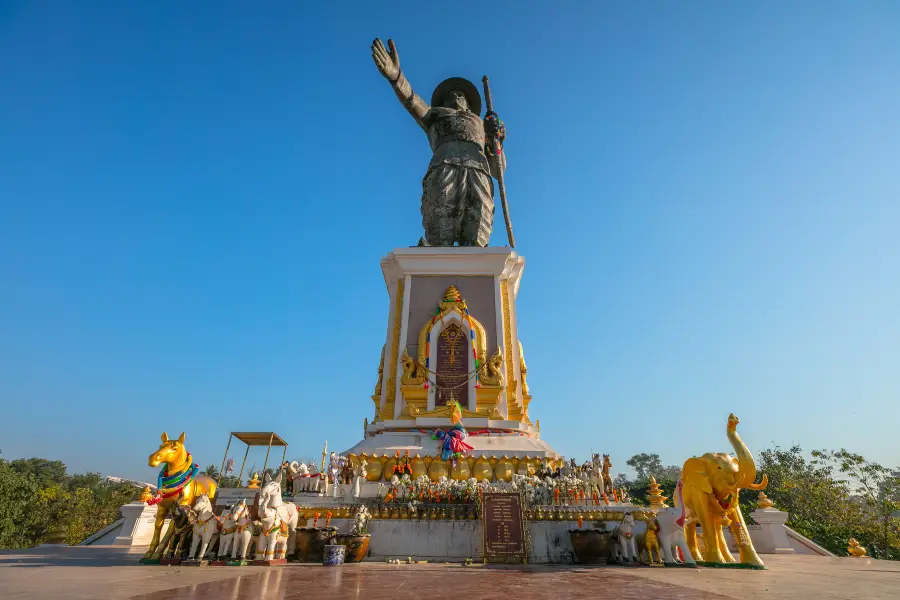 King Anouvong Statue