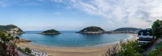 Playa de la Concha im Baskenland (Unsplash / David Vives)