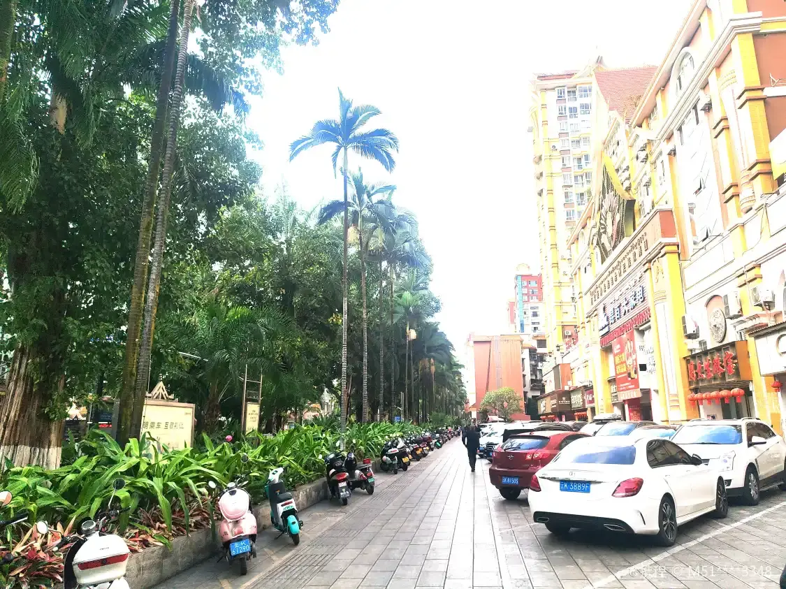 Отели рядом с достопримечательностью «Jinlu East Street»