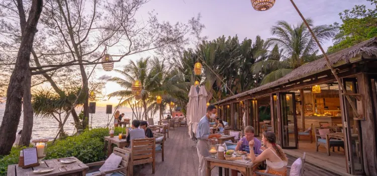 On the Sand restaurant Mango Bay resort