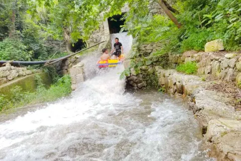 雁蕩山峽谷漂流