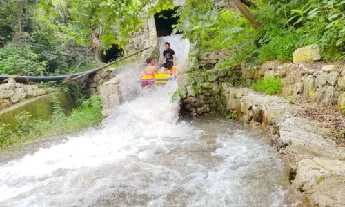 雁蕩山峽谷漂流