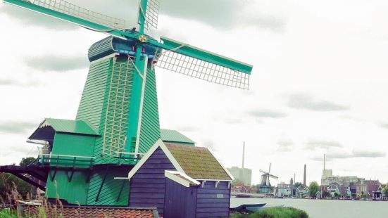阿姆斯特丹近郊的Zannse Schans風車村，河岸有美麗