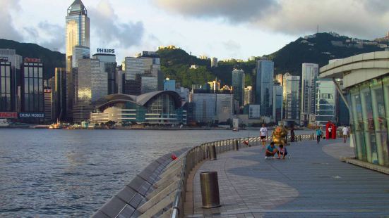 香港九龙的尖沙咀有一条沿海大道，位于香港尖沙咀维多利亚港旁。