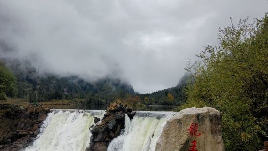 畢棚溝景區進來的第一個景點，水質非常漂亮，確實有點就九寨溝的