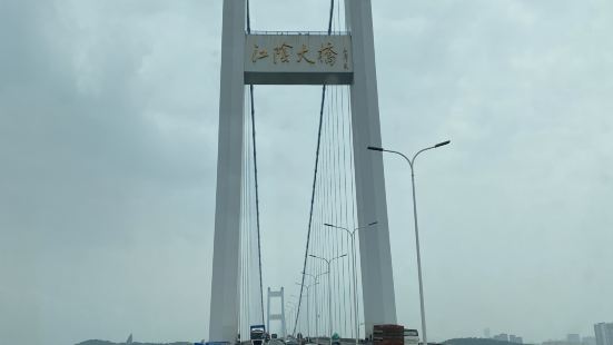江阴大桥是一座钢箱梁悬索大桥，是江苏境内跨越长江南北的第二座