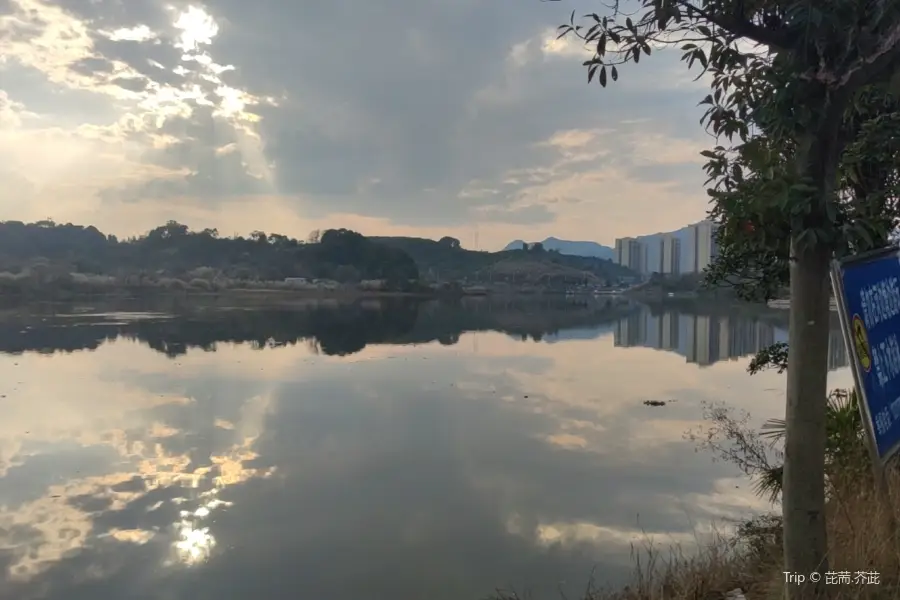 Longshan Lake