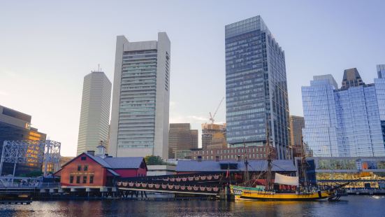 位於波士頓海港旁的一座博物館，古典風的建築讓人一眼難忘，門口