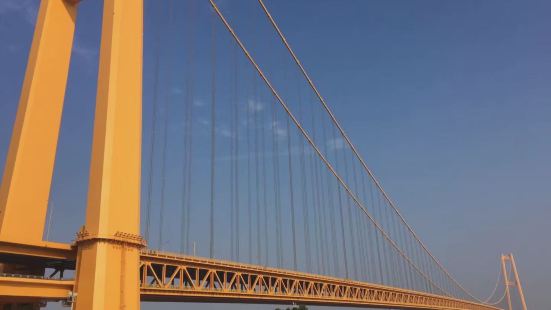 武汉杨泗港长江双层公路悬索桥，雄伟壮观，也是武汉第一座双层公