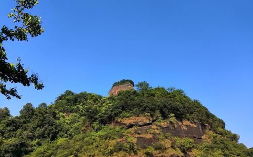 他由三座耸立山峰组成，山不高，也不险，但冠以长老文名，又立于