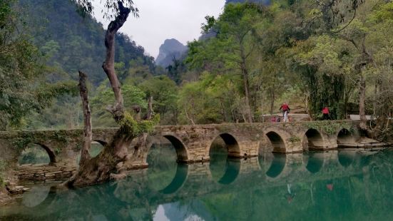 小七孔古橋，荔波小七孔景區東側的第一個景點，景區由此得名。實