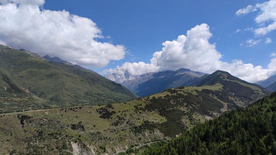 在网上看到介绍，这里是看到四姑娘山全景的一个好位置，这里也建