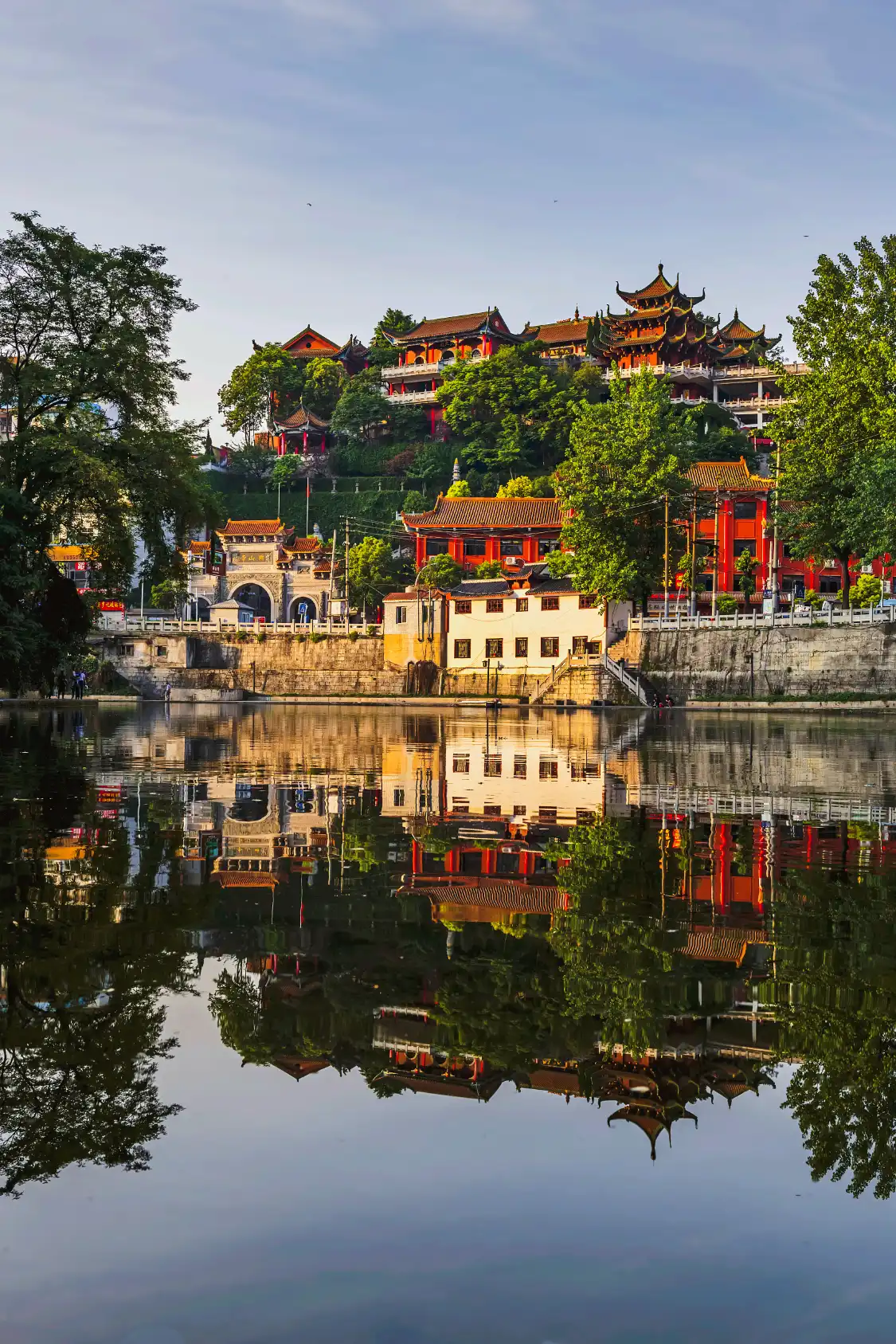 Hotels near Xiang Mountain Temple