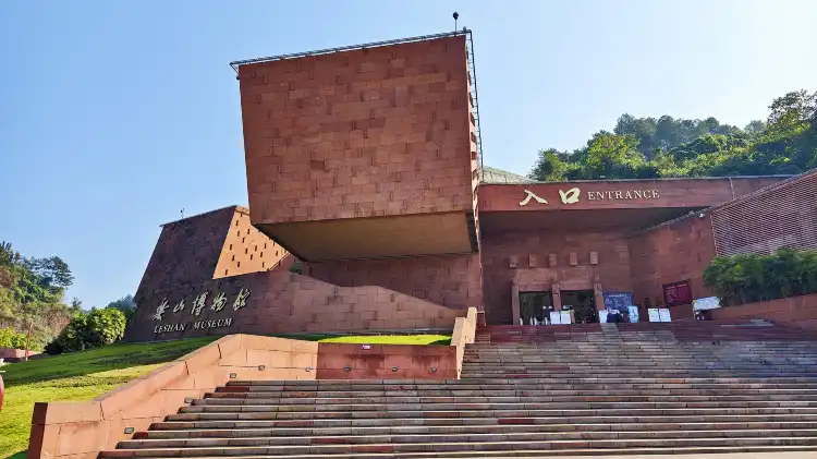 Hotels near Leshan Museum
