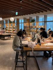 TSUTAYA BOOKSTORE 南港店