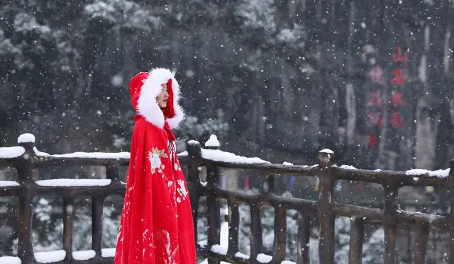 Miao Costume Experience in Enshi Prefecture