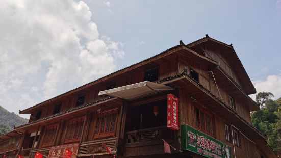 黄洛瑶寨位于龙脊景区境内，是龙脊十三寨中唯一的瑶族村寨，居住