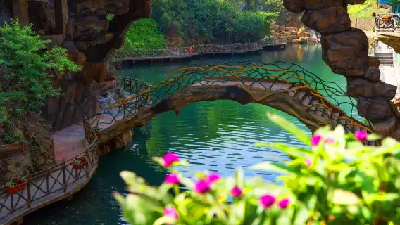 Guangzhou Private 1-Day Tour: Gulong Gorge, Gulong Gorge Waterfall Viewing Glass Bridge, and Gulong Gorge Glass Canyon