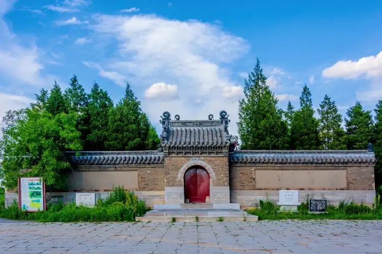 Hotels near Dongjing Ling
