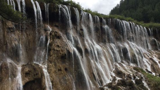 诺日朗瀑布，是九寨沟高处两条沟的汇合点，也是景区旅游大巴的中