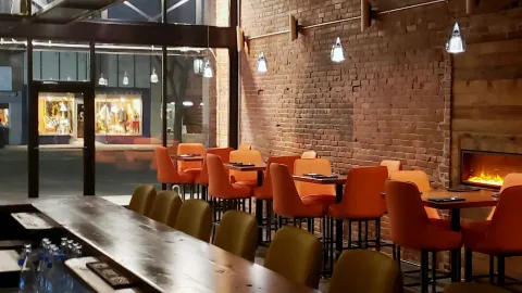 411 Restaurant & Lounge in 羅福