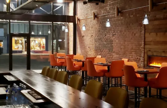 411 Restaurant & Lounge