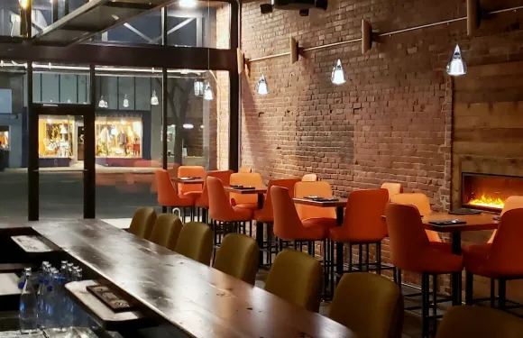 411 Restaurant & Lounge