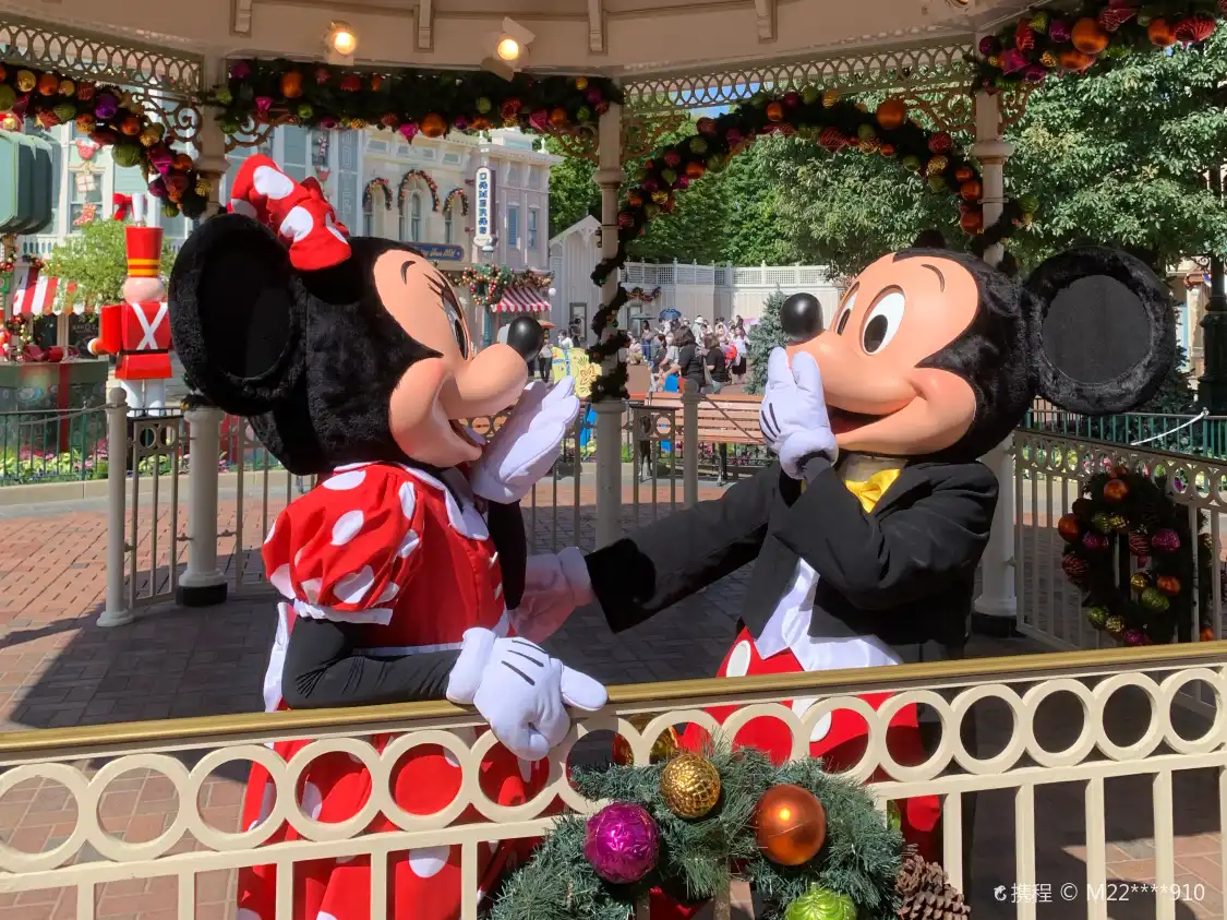 鄰近小鎮廣場米奇老鼠與米妮老鼠合影地的酒店