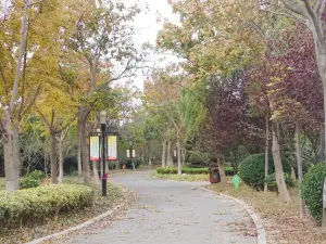 Hou Yi Park (North Gate)