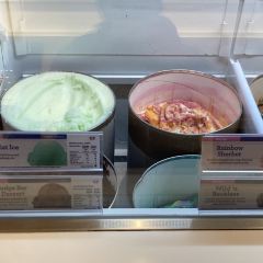 Baskin Robbins and Kernels Popcorn 여행 사진